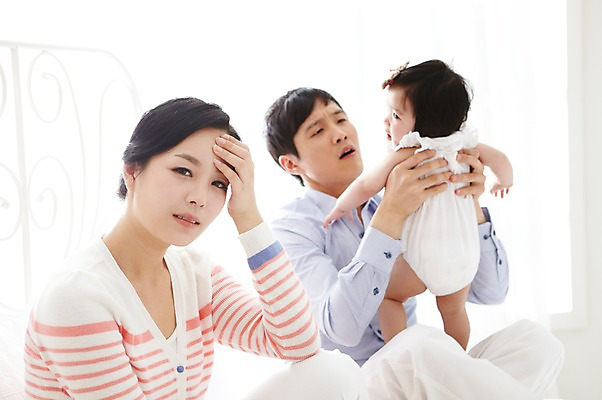 포토 JPG 라이프스타일 여자 남자 딸 행복 가족 안기 엄마 스트레스 실내 피곤 사람 앉기 동양인 성인 옆모습 아웃포커스 세명 30대 부모 화목 다정 침실 한국인 육아 자녀 침대 아기 아빠 국내포토 감정 뷰포인트 가구 컨셉 관계 모션 촬영기법 인종 내부 생활 장년 파일형식