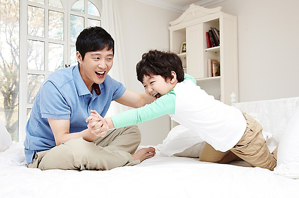 포토 JPG 전신 라이프스타일 남자 행복 아들 어린이 창문 가족 베개 놀이 책장 실내 미소 웃음 사람 앉기 동양인 소년 성인 두명 옆모습 30대 부모 마주보기 손잡기 화목 다정 침실 한국인 육아 자녀 침대 아빠 부자지간 남자만 싱글대디 한부모가족 국내포토 감정 뷰포인트 가구 컨셉 관계 침구 모션 표정 인종 내부 생활 장년 파일형식