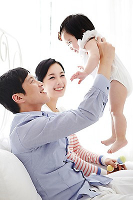 포토 JPG 라이프스타일 여자 남자 딸 행복 가족 안기 놀이 엄마 실내 미소 웃음 사람 앉기 동양인 성인 옆모습 세명 30대 부모 화목 다정 침실 한국인 육아 자녀 침대 아기 아빠 국내포토 감정 뷰포인트 가구 컨셉 관계 모션 표정 인종 내부 생활 장년 파일형식