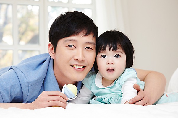 포토 JPG 라이프스타일 여자 남자 딸 행복 엎드리기 창문 가족 놀이 실내 미소 웃음 사람 동양인 성인 두명 앞모습 아웃포커스 30대 부모 장난감 화목 다정 침실 한국인 육아 자녀 침대 아기 아빠 딸랑이 부녀 싱글대디 한부모가족 국내포토 감정 뷰포인트 가구 컨셉 관계 모션 촬영기법 표정 인종 내부 생활 장년 아기용품 파일형식