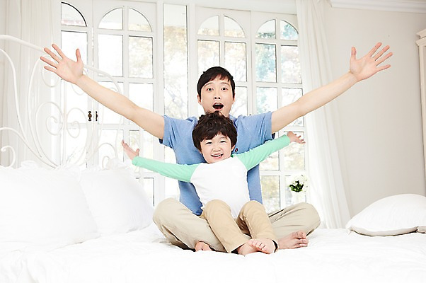 포토 JPG 전신 라이프스타일 남자 행복 아들 어린이 창문 가족 베개 놀이 팔벌리기 실내 미소 웃음 사람 앉기 동양인 소년 성인 두명 앞모습 30대 부모 화목 다정 침실 한국인 육아 자녀 침대 아빠 부자지간 남자만 싱글대디 한부모가족 국내포토 감정 뷰포인트 가구 컨셉 관계 침구 모션 표정 인종 내부 생활 장년 파일형식