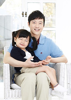 포토 JPG 라이프스타일 여자 남자 딸 행복 어린이 의자 창문 가족 실내 미소 웃음 사람 앉기 동양인 소녀 성인 두명 앞모습 30대 부모 화목 다정 한국인 육아 자녀 아빠 대 부녀 싱글대디 한부모가족 국내포토 감정 뷰포인트 가구 컨셉 관계 모션 표정 인종 내부 생활 장년 파일형식