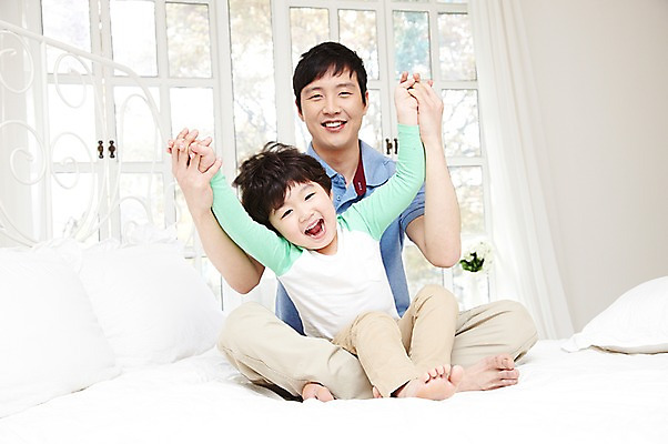 포토 JPG 전신 라이프스타일 남자 행복 아들 어린이 창문 가족 베개 놀이 실내 미소 웃음 사람 앉기 동양인 소년 성인 두명 앞모습 30대 부모 손잡기 화목 다정 침실 한국인 육아 자녀 침대 아빠 부자지간 남자만 싱글대디 한부모가족 국내포토 감정 뷰포인트 가구 컨셉 관계 침구 모션 표정 인종 내부 생활 장년 파일형식