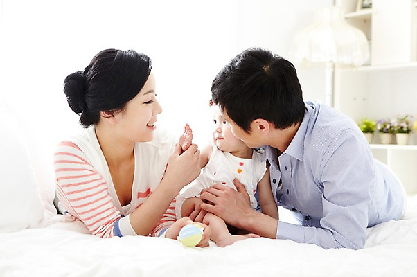 포토 JPG 라이프스타일 여자 남자 딸 행복 엎드리기 가족 놀이 엄마 실내 미소 웃음 사람 동양인 성인 앞모습 아웃포커스 세명 30대 부모 장난감 화목 다정 침실 한국인 육아 자녀 침대 아기 아빠 딸랑이 국내포토 감정 뷰포인트 가구 컨셉 관계 모션 촬영기법 표정 인종 내부 생활 장년 아기용품 파일형식