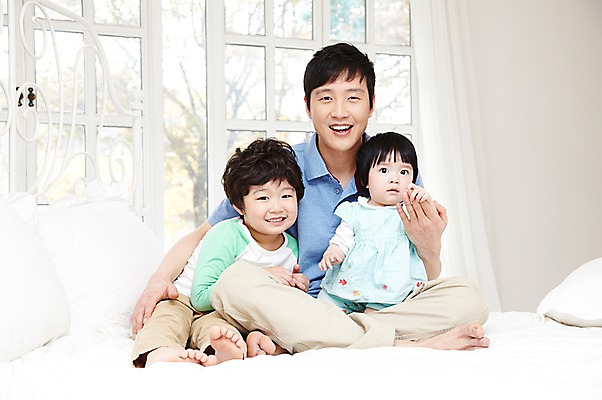 포토 JPG 전신 라이프스타일 여자 남자 딸 행복 아들 어린이 창문 가족 베개 놀이 실내 남매 미소 웃음 사람 앉기 동양인 소녀 소년 성인 앞모습 세명 30대 부모 화목 다정 침실 한국인 육아 자녀 침대 아기 아빠 국내포토 감정 뷰포인트 가구 컨셉 관계 침구 모션 표정 인종 내부 생활 장년 파일형식