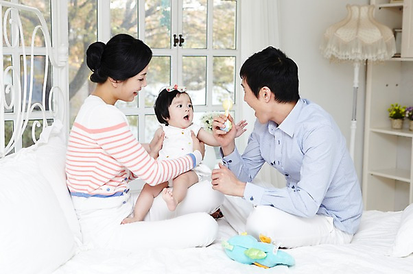 포토 JPG 전신 라이프스타일 여자 남자 딸 행복 창문 가족 베개 놀이 엄마 책장 실내 미소 웃음 사람 앉기 동양인 성인 옆모습 세명 30대 부모 장난감 화목 다정 침실 한국인 육아 자녀 침대 스탠드 아기 아빠 딸랑이 국내포토 감정 뷰포인트 가구 컨셉 관계 침구 모션 조명 표정 인종 내부 생활 장년 아기용품 파일형식