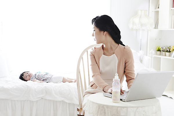 포토 JPG 라이프스타일 여자 딸 행복 가족 탁자 모녀 엄마 책장 실내 사람 앉기 동양인 성인 두명 아웃포커스 30대 노트북 컴퓨터 부모 화목 다정 침실 한국인 육아 자녀 침대 스탠드 아기 잠 업무 직장인 비즈니스우먼 뒤돌아보기 작업실 젖병 바쁨 슈퍼맘 여자만 국내포토 직업 감정 가구 컨셉 비즈니스 관계 모션 조명 촬영기법 인종 내부 생활 장년 전자제품 아기용품 작업 주부 파일형식