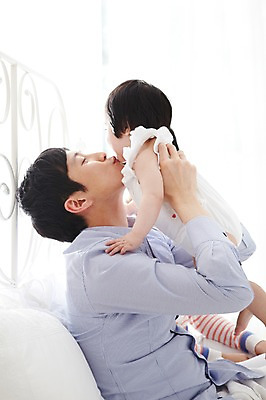 포토 JPG 라이프스타일 여자 남자 딸 행복 가족 안기 놀이 키스 실내 사람 앉기 동양인 성인 두명 옆모습 30대 부모 화목 다정 침실 한국인 육아 자녀 침대 아기 아빠 부성애 부녀 싱글대디 한부모가족 국내포토 감정 뷰포인트 가구 컨셉 관계 모션 인종 내부 생활 장년 애정표현 파일형식