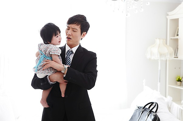 포토 JPG 라이프스타일 여자 남자 딸 행복 서류가방 가방 가족 베개 안기 책장 실내 서기 사람 동양인 정장 성인 두명 앞모습 30대 부모 화목 다정 침실 한국인 육아 자녀 침대 스탠드 아기 직장인 비즈니스맨 아빠 울음 출근 바쁨 부녀 달래기 싱글대디 한부모가족 국내포토 직업 잡화 옷 감정 뷰포인트 가구 컨셉 비즈니스 관계 침구 모션 조명 표정 인종 내부 생활 장년 출퇴근 파일형식