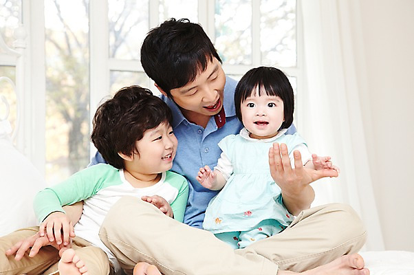 포토 JPG 라이프스타일 여자 남자 딸 행복 아들 어린이 창문 가족 놀이 실내 남매 미소 웃음 사람 앉기 동양인 소녀 소년 성인 앞모습 세명 30대 부모 화목 다정 침실 한국인 육아 자녀 침대 아기 아빠 국내포토 감정 뷰포인트 가구 컨셉 관계 모션 표정 인종 내부 생활 장년 파일형식