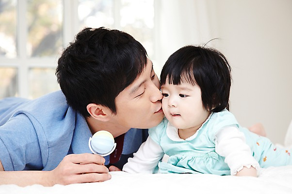 포토 JPG 라이프스타일 여자 남자 딸 행복 엎드리기 창문 가족 놀이 키스 실내 사람 동양인 성인 두명 앞모습 아웃포커스 30대 부모 장난감 화목 다정 침실 한국인 육아 자녀 침대 아기 아빠 딸랑이 부성애 부녀 싱글대디 한부모가족 국내포토 감정 뷰포인트 가구 컨셉 관계 모션 촬영기법 인종 내부 생활 장년 아기용품 애정표현 파일형식