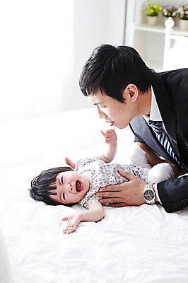 포토 JPG 라이프스타일 여자 남자 딸 행복 가족 실내 사람 동양인 정장 성인 두명 옆모습 30대 부모 화목 다정 침실 한국인 육아 자녀 침대 아기 직장인 비즈니스맨 아빠 울음 출근 바쁨 부녀 달래기 싱글대디 한부모가족 국내포토 직업 옷 감정 뷰포인트 가구 컨셉 비즈니스 관계 모션 표정 인종 내부 생활 장년 출퇴근 파일형식