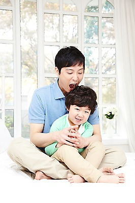 포토 JPG 전신 라이프스타일 남자 행복 아들 어린이 창문 가족 놀이 실내 사람 앉기 동양인 소년 성인 두명 앞모습 30대 부모 화목 다정 침실 한국인 육아 자녀 침대 아빠 부자지간 남자만 싱글대디 한부모가족 국내포토 감정 뷰포인트 가구 컨셉 관계 모션 인종 내부 생활 장년 파일형식