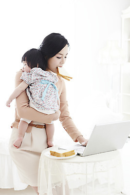 포토 JPG 라이프스타일 접시 여자 딸 행복 음식 빵 가족 안기 탁자 모녀 엄마 실내 서기 사람 동양인 성인 두명 30대 노트북 컴퓨터 부모 식사 화목 다정 침실 한국인 육아 자녀 아기 업무 직장인 비즈니스우먼 작업실 아침식사 먹기 식빵 출근 바쁨 슈퍼맘 여자만 국내포토 직업 식기 감정 가구 컨셉 비즈니스 관계 모션 인종 내부 생활 장년 전자제품 작업 주부 출퇴근 파일형식