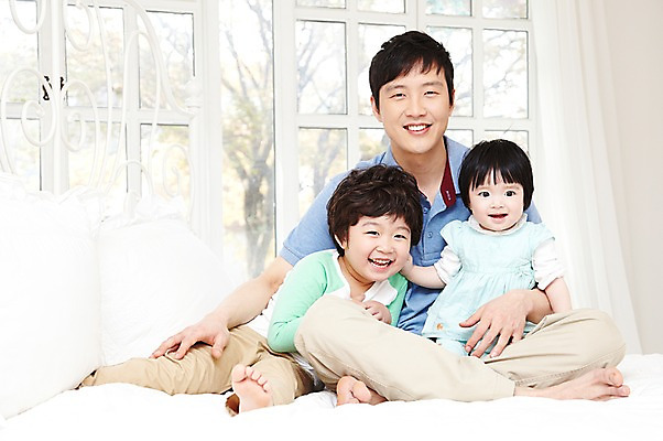 포토 JPG 전신 라이프스타일 여자 남자 딸 행복 아들 어린이 창문 가족 베개 놀이 실내 남매 미소 웃음 사람 앉기 동양인 소녀 소년 성인 앞모습 세명 30대 부모 화목 다정 침실 한국인 육아 자녀 침대 아기 아빠 국내포토 감정 뷰포인트 가구 컨셉 관계 침구 모션 표정 인종 내부 생활 장년 파일형식