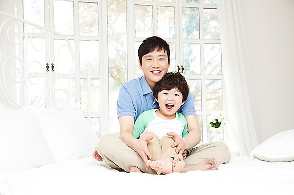 포토 JPG 전신 라이프스타일 남자 행복 아들 어린이 창문 가족 베개 놀이 실내 미소 웃음 사람 앉기 동양인 소년 성인 두명 앞모습 30대 부모 화목 다정 침실 한국인 육아 자녀 침대 아빠 부자지간 남자만 싱글대디 한부모가족 국내포토 감정 뷰포인트 가구 컨셉 관계 침구 모션 표정 인종 내부 생활 장년 파일형식