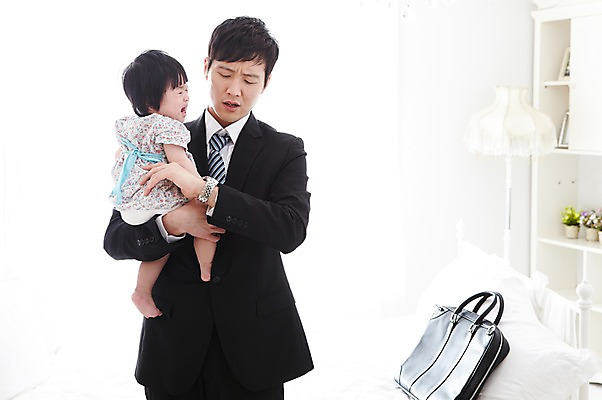 포토 JPG 라이프스타일 여자 남자 딸 행복 서류가방 가방 가족 베개 안기 책장 실내 서기 사람 동양인 정장 성인 두명 앞모습 30대 부모 화목 다정 침실 한국인 육아 자녀 침대 스탠드 아기 시간 직장인 비즈니스맨 아빠 울음 지각 출근 바쁨 부녀 달래기 육아대디 싱글대디 한부모가족 국내포토 직업 잡화 옷 감정 뷰포인트 가구 컨셉 비즈니스 관계 침구 모션 조명 표정 인종 내부 생활 장년 출퇴근 파일형식