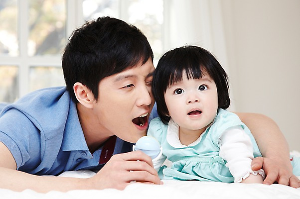 포토 JPG 라이프스타일 여자 남자 딸 행복 엎드리기 창문 가족 놀이 실내 사람 동양인 성인 두명 앞모습 아웃포커스 30대 부모 장난감 화목 다정 침실 한국인 육아 자녀 침대 아기 아빠 딸랑이 부녀 남성육아휴직 육아대디 싱글대디 한부모가족 국내포토 감정 뷰포인트 가구 컨셉 관계 모션 촬영기법 인종 내부 생활 장년 아기용품 파일형식 육아휴직