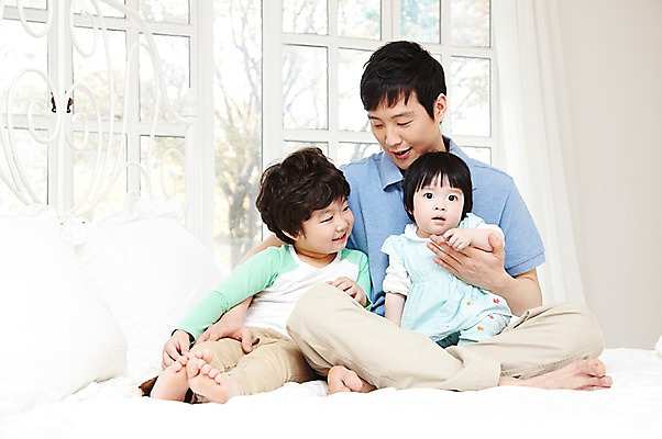 포토 JPG 전신 라이프스타일 여자 남자 딸 행복 아들 어린이 창문 가족 베개 놀이 실내 남매 미소 웃음 사람 앉기 동양인 소녀 소년 성인 앞모습 세명 30대 부모 화목 다정 침실 한국인 육아 자녀 침대 아기 아빠 남성육아휴직 육아대디 국내포토 감정 뷰포인트 가구 컨셉 관계 침구 모션 표정 인종 내부 생활 장년 파일형식 육아휴직