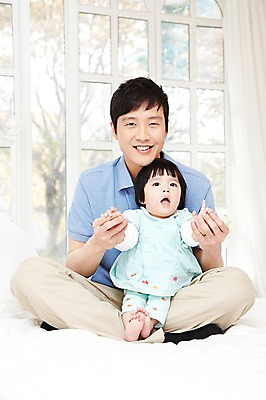 포토 JPG 전신 라이프스타일 여자 남자 딸 행복 창문 가족 실내 미소 웃음 사람 앉기 동양인 성인 두명 앞모습 30대 부모 손잡기 화목 다정 침실 한국인 육아 자녀 침대 아기 아빠 부녀 남성육아휴직 육아대디 싱글대디 한부모가족 국내포토 감정 뷰포인트 가구 컨셉 관계 모션 표정 인종 내부 생활 장년 파일형식 육아휴직