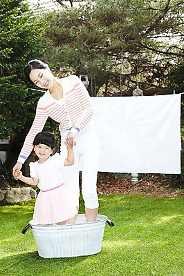 포토 JPG 주간 전신 나무 식물 라이프스타일 여자 딸 행복 어린이 가사 가족 놀이 모녀 엄마 서기 미소 웃음 사람 동양인 소녀 잔디 성인 야외 두명 앞모습 30대 부모 정원 손잡기 화목 다정 한국인 육아 자녀 빨래 빨랫줄 빨래통 여자만 국내포토 자연요소 감정 줄 뷰포인트 컨셉 관계 모션 표정 인종 생활 장년 파일형식