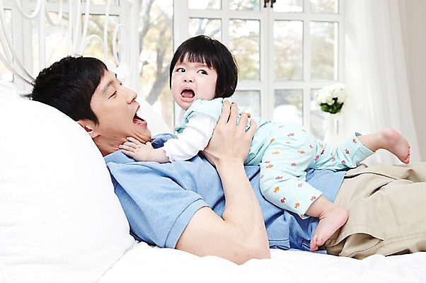 포토 JPG 라이프스타일 여자 남자 딸 행복 창문 가족 베개 안기 실내 사람 동양인 성인 두명 옆모습 30대 부모 눕기 화목 다정 침실 한국인 육아 자녀 침대 아기 아빠 울음 부녀 달래기 남성육아휴직 육아대디 싱글대디 한부모가족 국내포토 감정 뷰포인트 가구 컨셉 관계 침구 모션 표정 인종 내부 생활 장년 파일형식 육아휴직