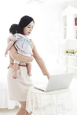 포토 JPG 라이프스타일 여자 딸 행복 가족 안기 탁자 모녀 엄마 책장 실내 서기 사람 동양인 성인 두명 30대 노트북 컴퓨터 부모 화목 다정 침실 한국인 육아 자녀 침대 아기 업무 직장인 비즈니스우먼 작업실 출근 바쁨 슈퍼맘 여자만 국내포토 직업 감정 가구 컨셉 비즈니스 관계 모션 인종 내부 생활 장년 전자제품 작업 주부 출퇴근 파일형식