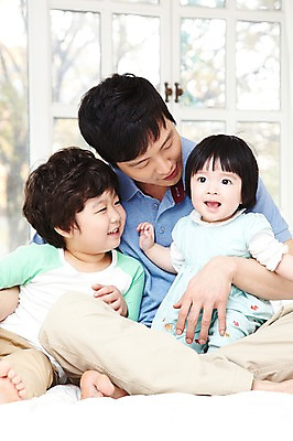 포토 JPG 라이프스타일 여자 남자 딸 행복 아들 어린이 창문 가족 놀이 실내 남매 미소 웃음 사람 앉기 동양인 소녀 소년 성인 앞모습 아웃포커스 세명 30대 부모 화목 다정 침실 한국인 육아 자녀 침대 아기 아빠 국내포토 감정 뷰포인트 가구 컨셉 관계 모션 촬영기법 표정 인종 내부 생활 장년 파일형식