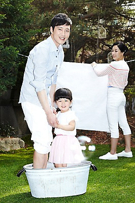 포토 JPG 주간 전신 나무 식물 라이프스타일 여자 남자 딸 행복 어린이 가사 가족 놀이 엄마 서기 미소 웃음 사람 동양인 소녀 잔디 성인 야외 옆모습 세명 30대 부모 정원 손잡기 화목 다정 한국인 육아 자녀 아빠 빨래 빨랫줄 빨래통 국내포토 자연요소 감정 줄 뷰포인트 컨셉 관계 모션 표정 인종 생활 장년 파일형식