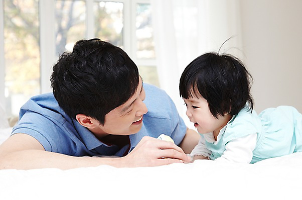 포토 JPG 라이프스타일 여자 남자 딸 행복 엎드리기 창문 가족 놀이 실내 미소 웃음 사람 동양인 성인 두명 옆모습 아웃포커스 30대 부모 장난감 마주보기 화목 다정 침실 한국인 육아 자녀 침대 아기 아빠 딸랑이 부녀 남성육아휴직 육아대디 싱글대디 한부모가족 국내포토 감정 뷰포인트 가구 컨셉 관계 모션 촬영기법 표정 인종 내부 생활 장년 아기용품 파일형식 육아휴직