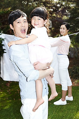 포토 JPG 주간 나무 식물 라이프스타일 여자 남자 딸 행복 어린이 가사 가족 안기 엄마 서기 미소 웃음 사람 동양인 소녀 잔디 성인 야외 옆모습 아웃포커스 세명 30대 부모 정원 화목 다정 한국인 육아 자녀 아빠 빨래 빨랫줄 국내포토 자연요소 감정 줄 뷰포인트 컨셉 관계 모션 촬영기법 표정 인종 생활 장년 파일형식