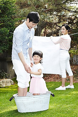 포토 JPG 주간 전신 나무 식물 라이프스타일 여자 남자 딸 행복 어린이 가사 가족 놀이 엄마 서기 미소 웃음 사람 동양인 소녀 잔디 성인 야외 옆모습 세명 30대 부모 정원 손잡기 화목 다정 한국인 육아 자녀 아빠 빨래 빨랫줄 빨래통 국내포토 자연요소 감정 줄 뷰포인트 컨셉 관계 모션 표정 인종 생활 장년 파일형식