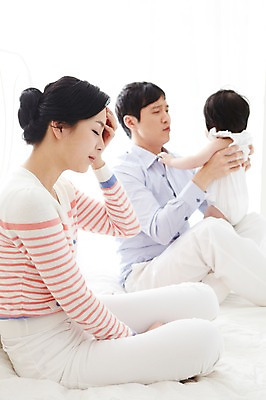 포토 JPG 라이프스타일 여자 남자 딸 행복 가족 안기 엄마 스트레스 실내 피곤 사람 앉기 동양인 성인 옆모습 아웃포커스 세명 30대 부모 화목 다정 침실 한국인 육아 자녀 침대 아기 아빠 국내포토 감정 뷰포인트 가구 컨셉 관계 모션 촬영기법 인종 내부 생활 장년 파일형식