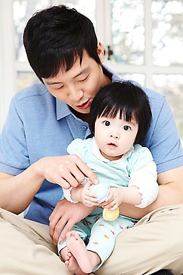 포토 JPG 라이프스타일 여자 남자 딸 행복 창문 가족 놀이 실내 사람 앉기 동양인 성인 두명 앞모습 아웃포커스 30대 부모 장난감 화목 다정 한국인 육아 자녀 아기 아빠 딸랑이 부녀 육아대디 싱글대디 한부모가족 국내포토 감정 뷰포인트 컨셉 관계 모션 촬영기법 인종 내부 생활 장년 아기용품 파일형식