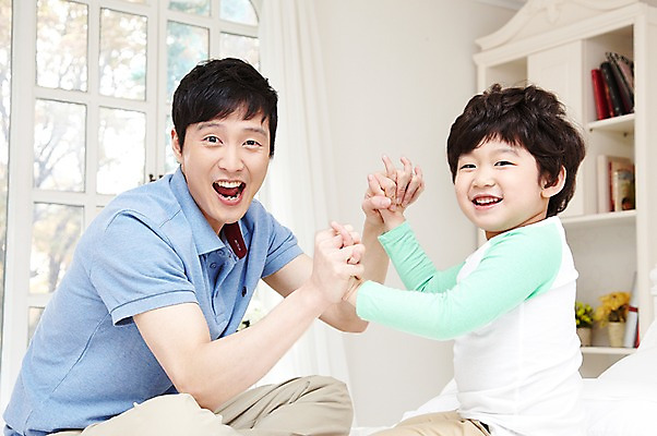 포토 JPG 라이프스타일 남자 행복 아들 어린이 창문 가족 놀이 책장 실내 미소 웃음 사람 앉기 동양인 소년 성인 두명 옆모습 30대 부모 마주보기 손잡기 화목 다정 침실 한국인 육아 자녀 침대 아빠 부자지간 남자만 육아대디 싱글대디 한부모가족 국내포토 감정 뷰포인트 가구 컨셉 관계 모션 표정 인종 내부 생활 장년 파일형식