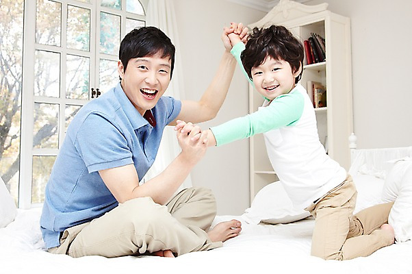 포토 JPG 전신 라이프스타일 남자 행복 아들 어린이 창문 가족 베개 놀이 책장 실내 미소 웃음 사람 앉기 동양인 소년 성인 두명 옆모습 30대 부모 마주보기 손잡기 화목 다정 침실 한국인 육아 자녀 침대 아빠 부자지간 남자만 육아대디 싱글대디 한부모가족 국내포토 감정 뷰포인트 가구 컨셉 관계 침구 모션 표정 인종 내부 생활 장년 파일형식