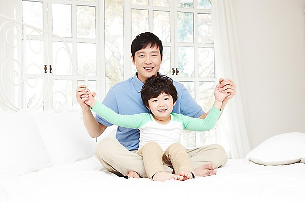 포토 JPG 전신 라이프스타일 남자 행복 아들 어린이 창문 가족 베개 놀이 실내 미소 웃음 사람 앉기 동양인 소년 성인 두명 앞모습 30대 부모 손잡기 화목 다정 침실 한국인 육아 자녀 침대 아빠 부자지간 남자만 육아대디 싱글대디 한부모가족 국내포토 감정 뷰포인트 가구 컨셉 관계 침구 모션 표정 인종 내부 생활 장년 파일형식