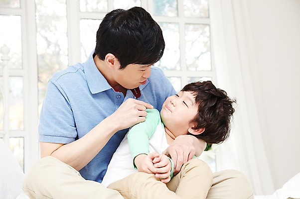 포토 JPG 라이프스타일 남자 행복 아들 어린이 창문 가족 놀이 실내 사람 앉기 동양인 소년 성인 두명 앞모습 아웃포커스 30대 부모 마주보기 화목 다정 한국인 육아 자녀 아빠 부자지간 남자만 육아대디 싱글대디 한부모가족 국내포토 감정 뷰포인트 컨셉 관계 모션 촬영기법 인종 내부 생활 장년 파일형식