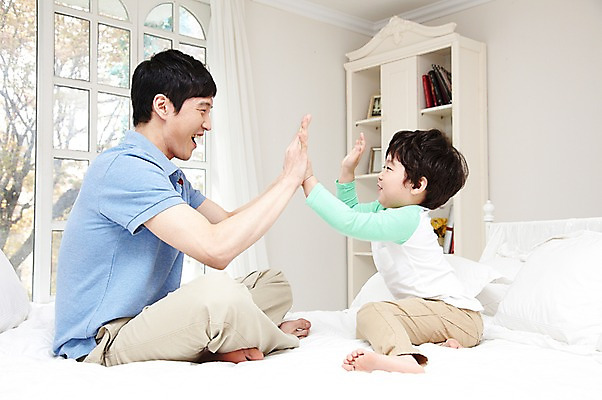 포토 JPG 전신 라이프스타일 남자 행복 아들 어린이 창문 가족 베개 놀이 책장 실내 미소 웃음 사람 앉기 동양인 소년 성인 두명 옆모습 30대 부모 마주보기 화목 다정 침실 한국인 육아 자녀 침대 아빠 부자지간 남자만 육아대디 싱글대디 한부모가족 국내포토 감정 뷰포인트 가구 컨셉 관계 침구 모션 표정 인종 내부 생활 장년 파일형식