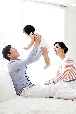 포토 JPG 라이프스타일 여자 남자 딸 행복 가족 안기 놀이 엄마 실내 미소 웃음 사람 앉기 동양인 성인 옆모습 세명 30대 부모 화목 다정 침실 한국인 육아 자녀 침대 아기 아빠 육아대디 국내포토 감정 뷰포인트 가구 컨셉 관계 모션 표정 인종 내부 생활 장년 파일형식