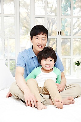 포토 JPG 전신 라이프스타일 남자 행복 아들 어린이 창문 가족 놀이 실내 미소 웃음 사람 앉기 동양인 소년 성인 두명 앞모습 아웃포커스 30대 부모 화목 다정 침실 한국인 육아 자녀 침대 아빠 부자지간 남자만 육아대디 싱글대디 한부모가족 국내포토 감정 뷰포인트 가구 컨셉 관계 모션 촬영기법 표정 인종 내부 생활 장년 파일형식