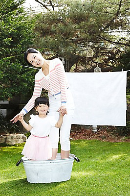 포토 JPG 주간 전신 나무 식물 라이프스타일 여자 딸 행복 어린이 가사 가족 놀이 모녀 엄마 서기 미소 웃음 사람 동양인 소녀 잔디 성인 야외 두명 앞모습 30대 부모 정원 손잡기 화목 다정 한국인 육아 자녀 빨래 빨랫줄 빨래통 여자만 국내포토 자연요소 감정 줄 뷰포인트 컨셉 관계 모션 표정 인종 생활 장년 파일형식