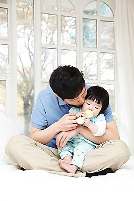 포토 JPG 전신 라이프스타일 여자 남자 딸 행복 창문 가족 놀이 실내 사람 앉기 동양인 성인 두명 앞모습 30대 부모 장난감 화목 다정 침실 한국인 육아 자녀 침대 아기 아빠 딸랑이 부녀 육아대디 싱글대디 한부모가족 국내포토 감정 뷰포인트 가구 컨셉 관계 모션 인종 내부 생활 장년 아기용품 파일형식