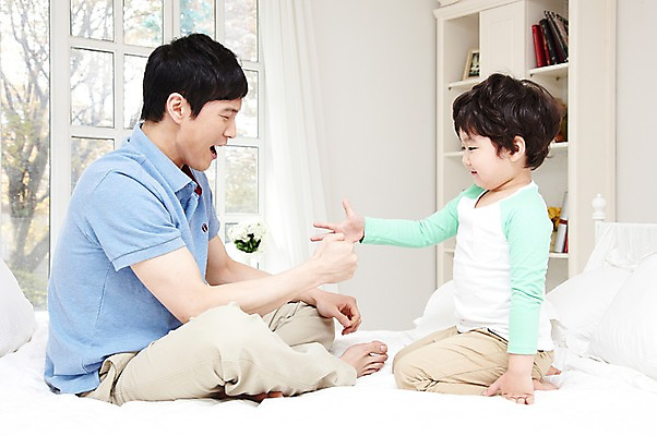 포토 JPG 전신 라이프스타일 남자 행복 아들 어린이 창문 가족 베개 놀이 책장 실내 사람 앉기 동양인 소년 성인 두명 옆모습 30대 부모 마주보기 화목 다정 침실 한국인 육아 자녀 침대 아빠 가위바위보 부자지간 남자만 육아대디 싱글대디 한부모가족 국내포토 감정 뷰포인트 가구 컨셉 관계 침구 모션 인종 내부 생활 장년 파일형식