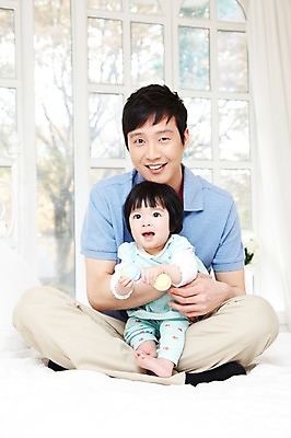 포토 JPG 전신 라이프스타일 여자 남자 딸 행복 창문 가족 놀이 실내 미소 웃음 사람 앉기 동양인 성인 두명 앞모습 30대 부모 장난감 화목 다정 침실 한국인 육아 자녀 침대 아기 아빠 딸랑이 부녀 육아대디 싱글대디 한부모가족 국내포토 감정 뷰포인트 가구 컨셉 관계 모션 표정 인종 내부 생활 장년 아기용품 파일형식