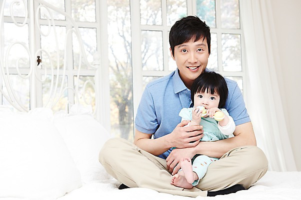 포토 JPG 전신 라이프스타일 여자 남자 딸 행복 창문 가족 베개 놀이 실내 미소 웃음 사람 앉기 동양인 성인 두명 앞모습 30대 부모 장난감 화목 다정 침실 한국인 육아 자녀 침대 아기 아빠 딸랑이 부녀 육아대디 싱글대디 한부모가족 국내포토 감정 뷰포인트 가구 컨셉 관계 침구 모션 표정 인종 내부 생활 장년 아기용품 파일형식