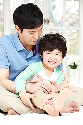 포토 JPG 라이프스타일 남자 행복 아들 어린이 창문 가족 놀이 실내 미소 웃음 사람 앉기 동양인 소년 성인 두명 앞모습 아웃포커스 30대 부모 화목 다정 한국인 육아 자녀 아빠 남자만 육아대디 싱글대디 한부모가족 국내포토 감정 뷰포인트 컨셉 관계 모션 촬영기법 표정 인종 내부 생활 장년 파일형식