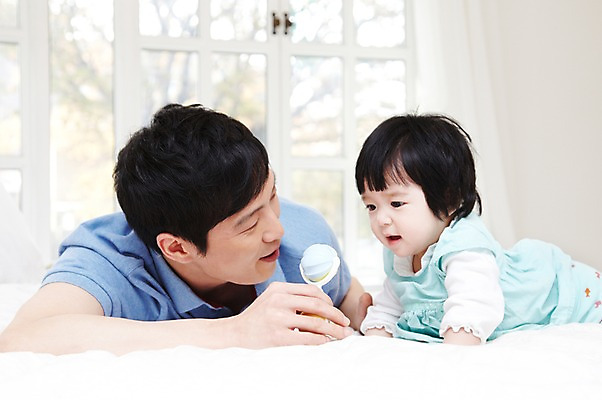 포토 JPG 라이프스타일 여자 남자 딸 행복 엎드리기 창문 가족 놀이 실내 사람 동양인 성인 두명 아웃포커스 30대 부모 장난감 화목 다정 침실 한국인 육아 자녀 침대 아기 아빠 딸랑이 부녀 육아대디 싱글대디 한부모가족 국내포토 감정 가구 컨셉 관계 모션 촬영기법 인종 내부 생활 장년 아기용품 파일형식