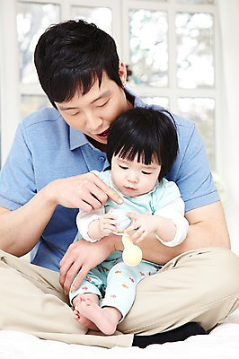 포토 JPG 라이프스타일 여자 남자 딸 행복 창문 가족 놀이 실내 사람 앉기 동양인 성인 두명 앞모습 아웃포커스 30대 부모 장난감 화목 다정 한국인 육아 자녀 아기 아빠 딸랑이 부녀 육아대디 싱글대디 한부모가족 국내포토 감정 뷰포인트 컨셉 관계 모션 촬영기법 인종 내부 생활 장년 아기용품 파일형식