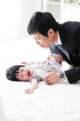 포토 JPG 라이프스타일 여자 남자 딸 행복 가족 실내 사람 동양인 정장 성인 두명 옆모습 30대 부모 화목 다정 침실 한국인 육아 자녀 침대 아기 직장인 비즈니스맨 아빠 울음 출근 바쁨 부녀 달래기 육아대디 싱글대디 한부모가족 국내포토 직업 옷 감정 뷰포인트 가구 컨셉 비즈니스 관계 모션 표정 인종 내부 생활 장년 출퇴근 파일형식